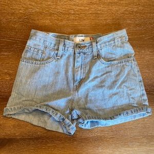 NWOT Levi’s Light Wash Jean Shorts